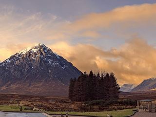 Outbreaks of rain clearing as it turns colder