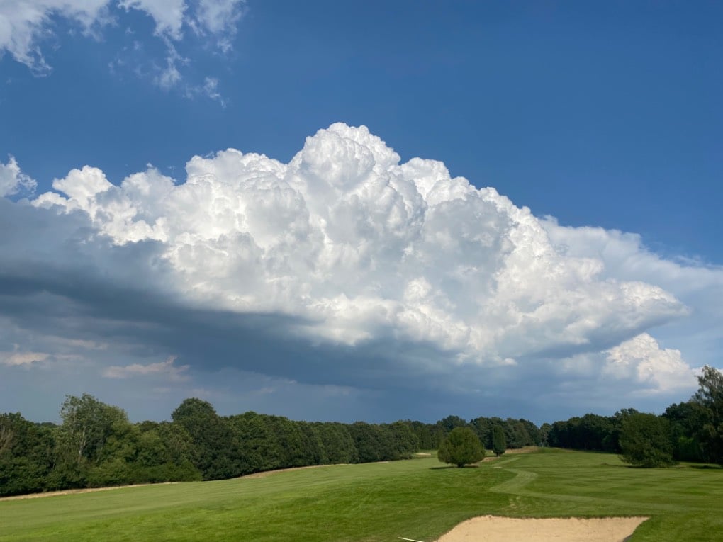 Near to Horsham. Distant thunder, Mannings Heath golf club. Posted by Weatherornot