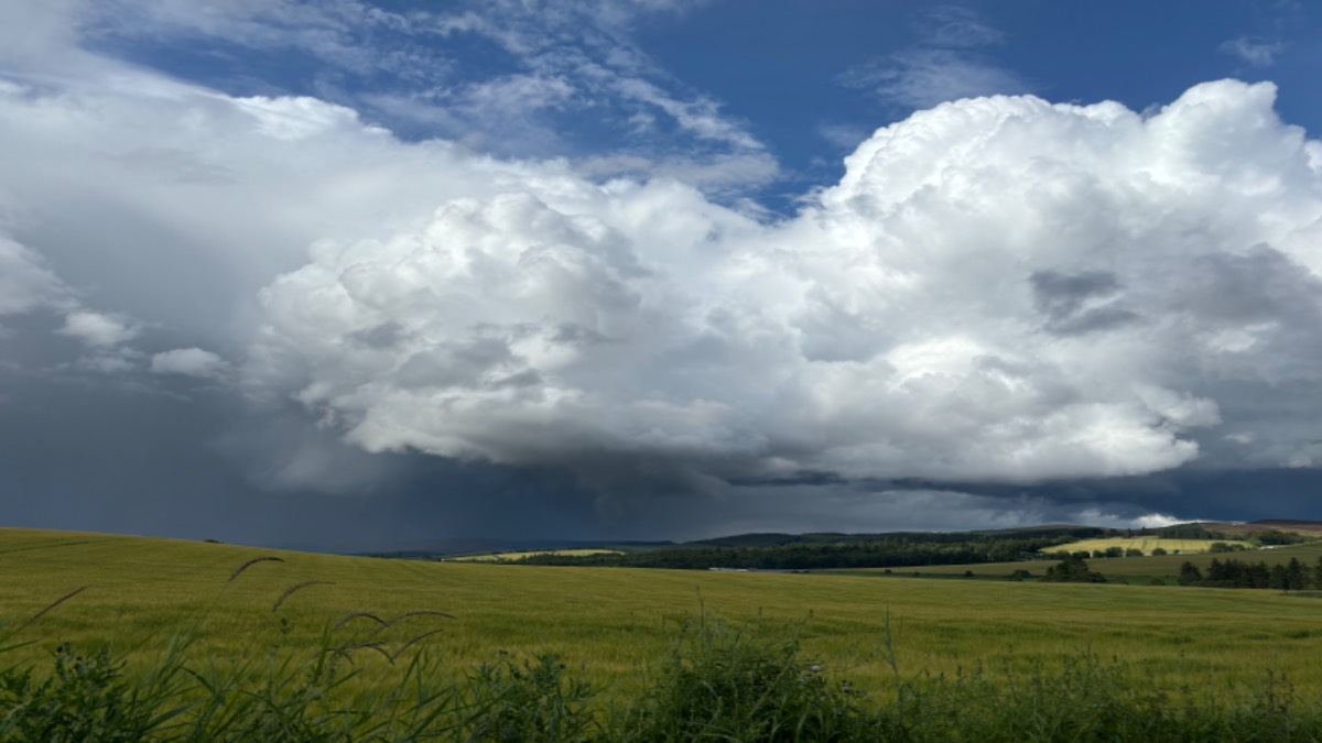 Heavy showers. Near to Alford. Posted by Dubhglas75