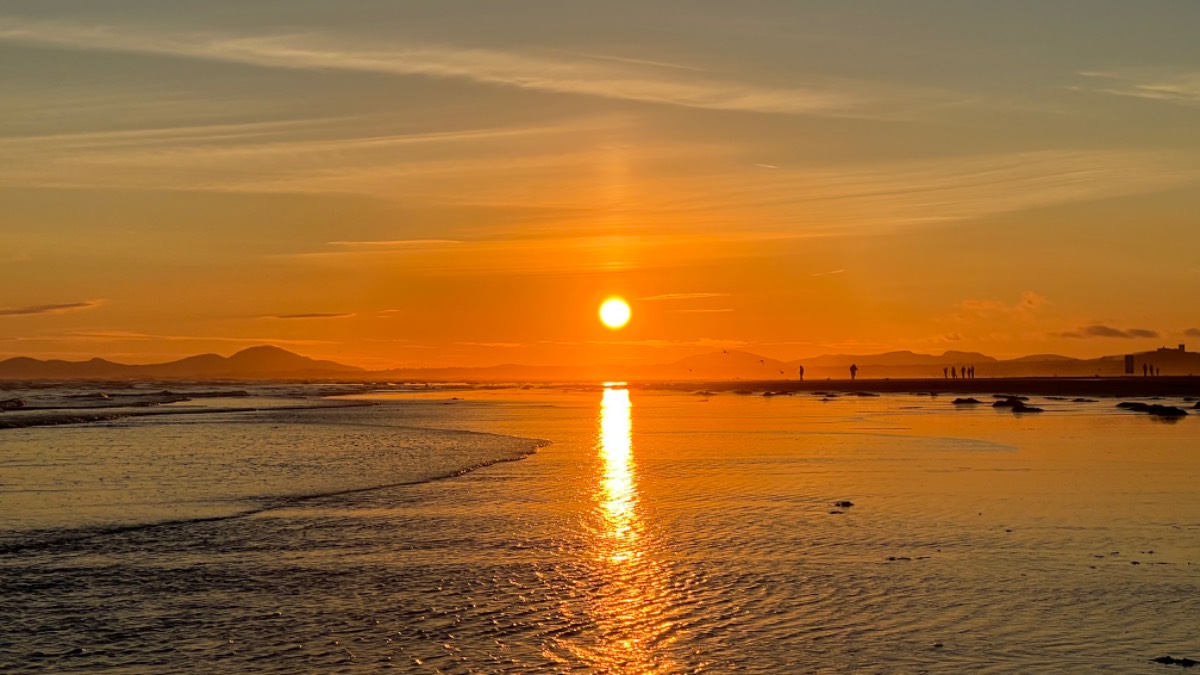 Lovely sunset on Porthmadog beach after a very wet day. Posted by toppiker60